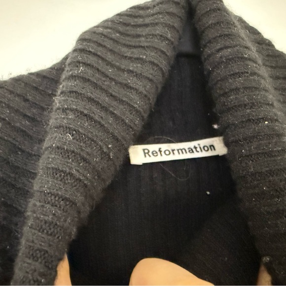 Reformation Luisa Cashmere Sweater - Small - boxy cropped cashmere turtleneck - Picture 9 of 9